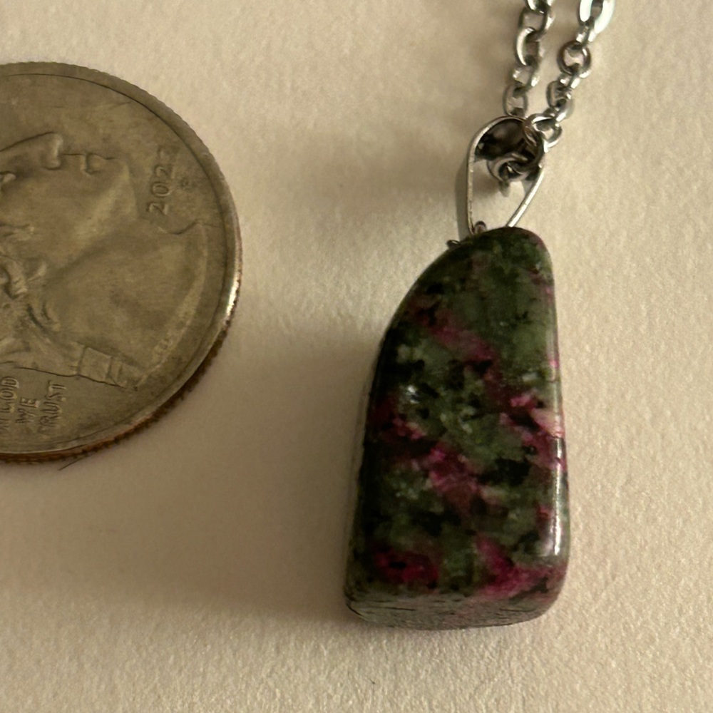 NWOT Necklace Ruby Zoisite polished Stone, hypoallergenic Stainless steel chain